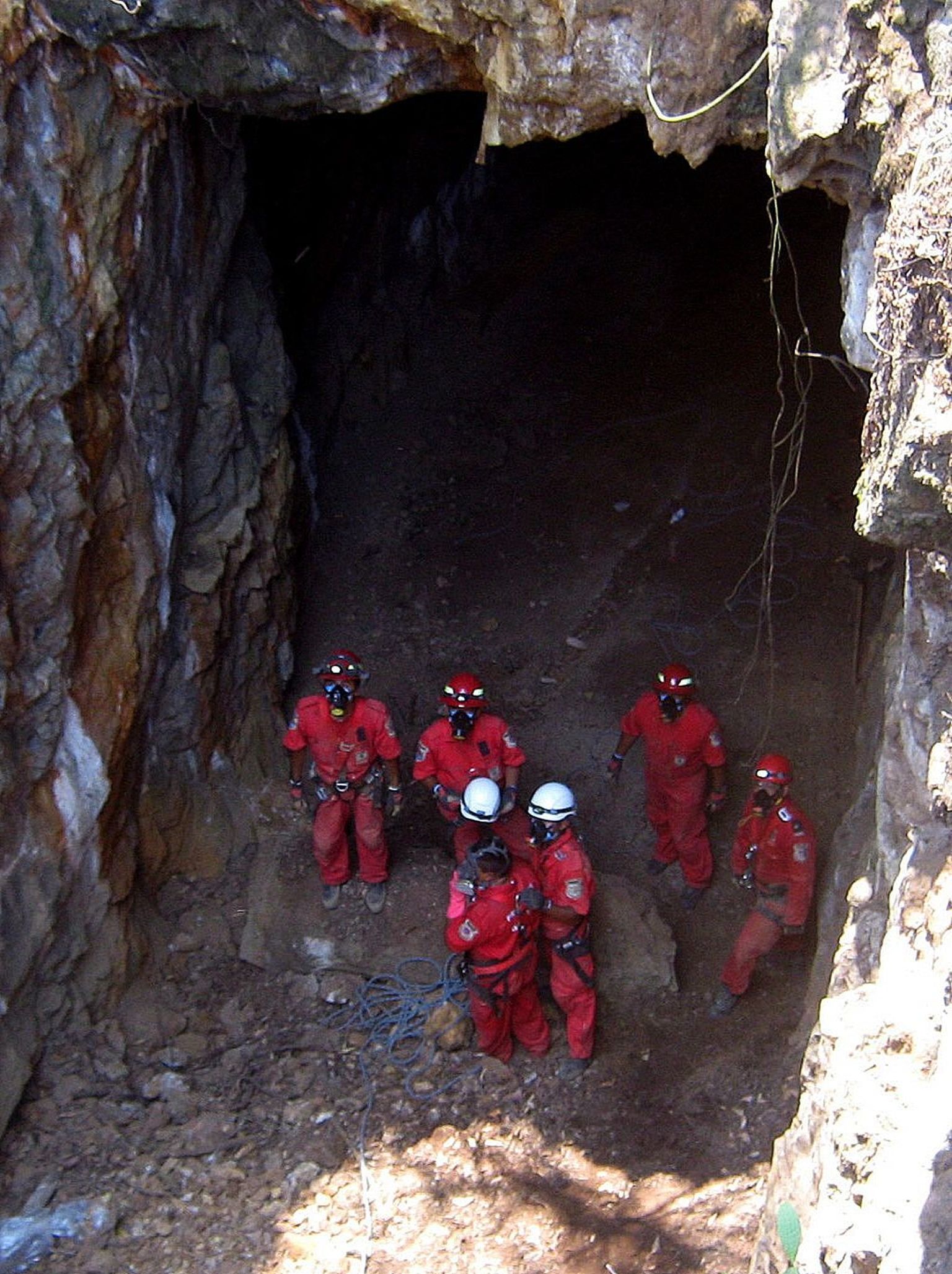 Спасатели в мексиканской шахте, где было найдено более полусотни трупов.
