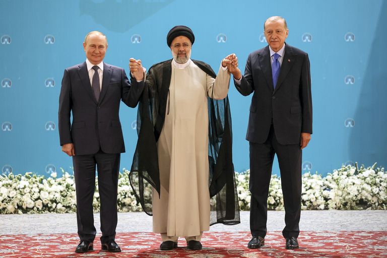 Президент РФ Владимир Путин, президент Ирана Эбрагим Раиси и президент Турции Реджеп Тайип Эрдоган на переговорах во дворце Саадабад в Тегеране, 19 июля 2022 года.