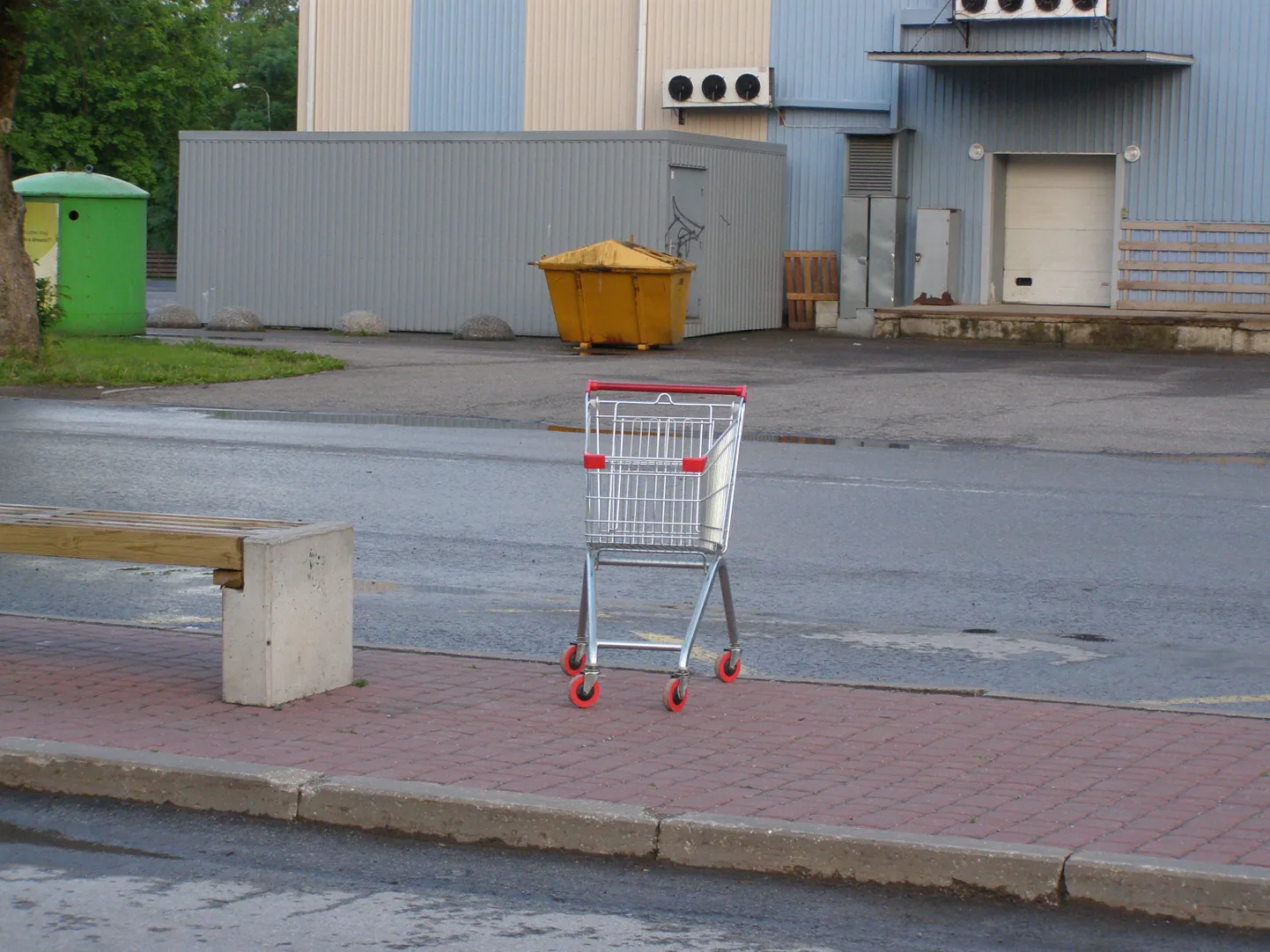 Ostukäru Tapa bussijaamas.