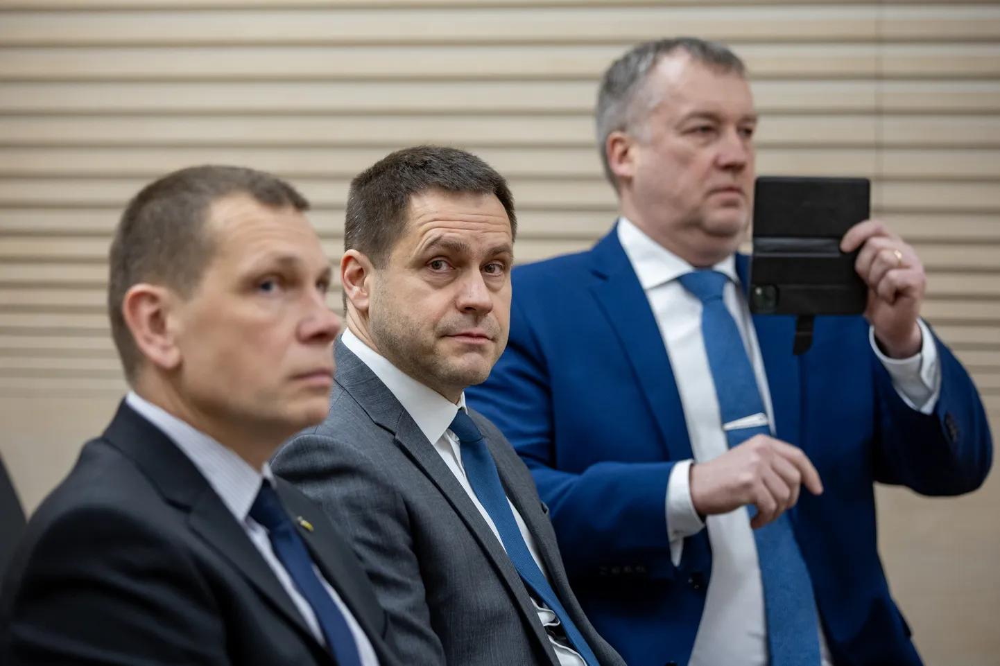 Pikaaegne julgeolekuasutuste töötaja Eerik Heldna (vasakult) on kohtu all kahtlustusega kelmuses, endine PPA juht Elmar Vaher ja endine keskkriminaalpolitsei juht Aivar Alavere kelmusele kaasaaitamises.