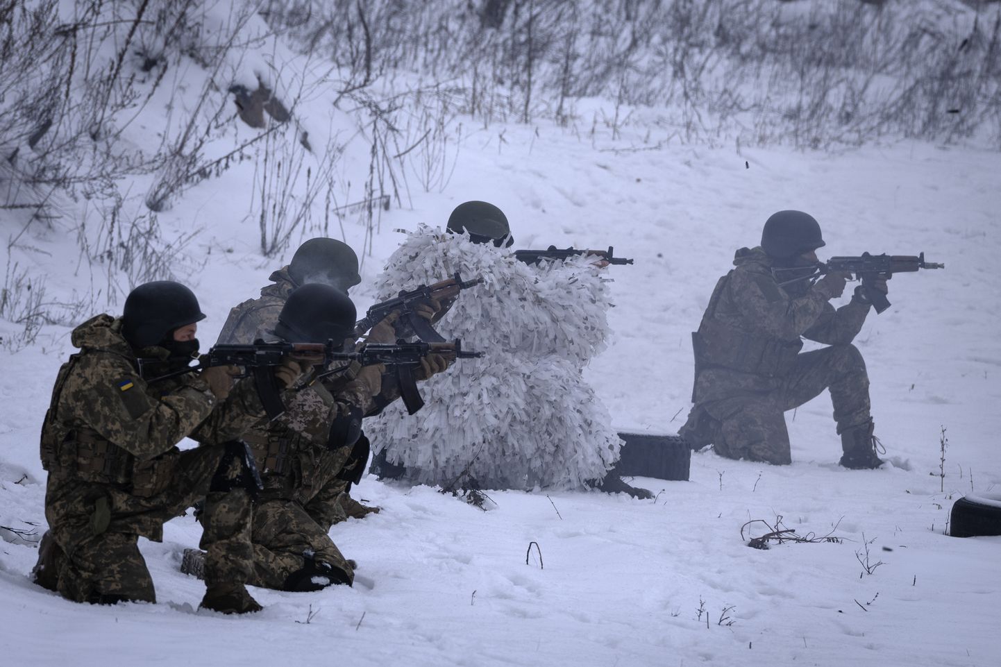 Военнослужащие "Сибирского батальона" российских добровольцев во время учений 13 декабря 2023 года под Киевом, Украина.