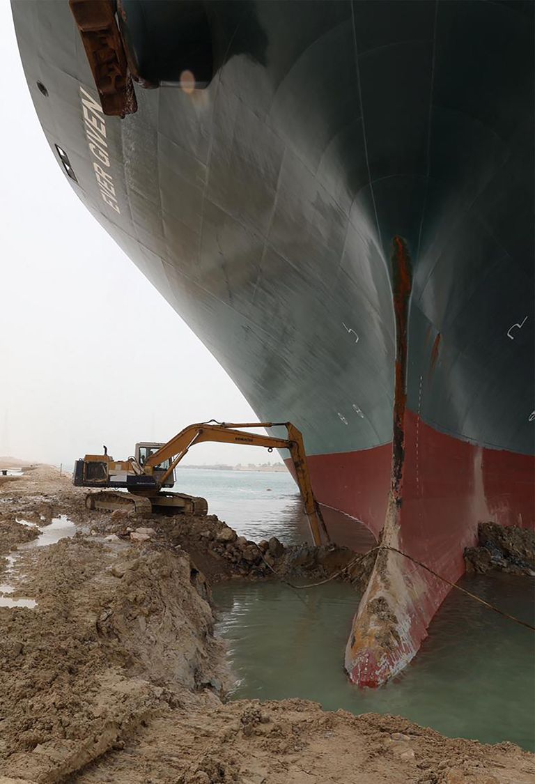 Suessi kanali administratsiooni avaldatud foto katsetest vabastada kanalisse kinni jäänud konteinerilaeva Ever Given vöör kanali kaldast.