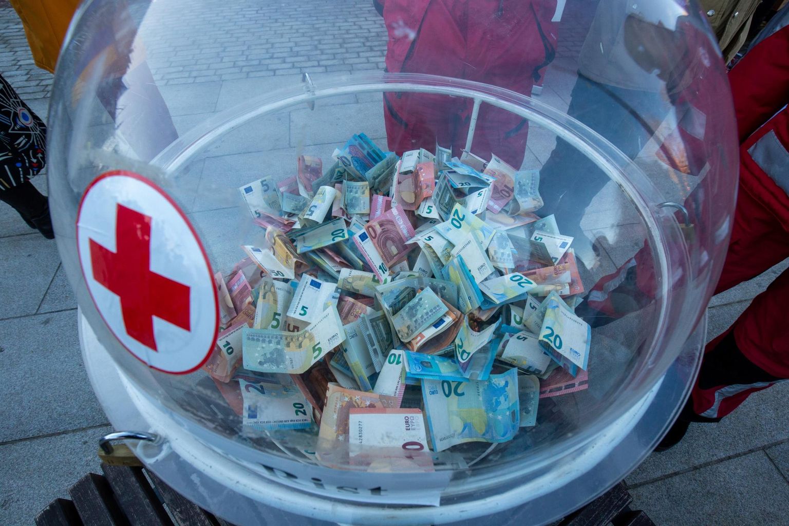 Viljandis Vabaduse platsil korraldati Ukraina toetuseks heategevuslik kontsert. Annetatud raha läks  Eesti Punase Risti kaudu Ukraina Punasele Ristile.
