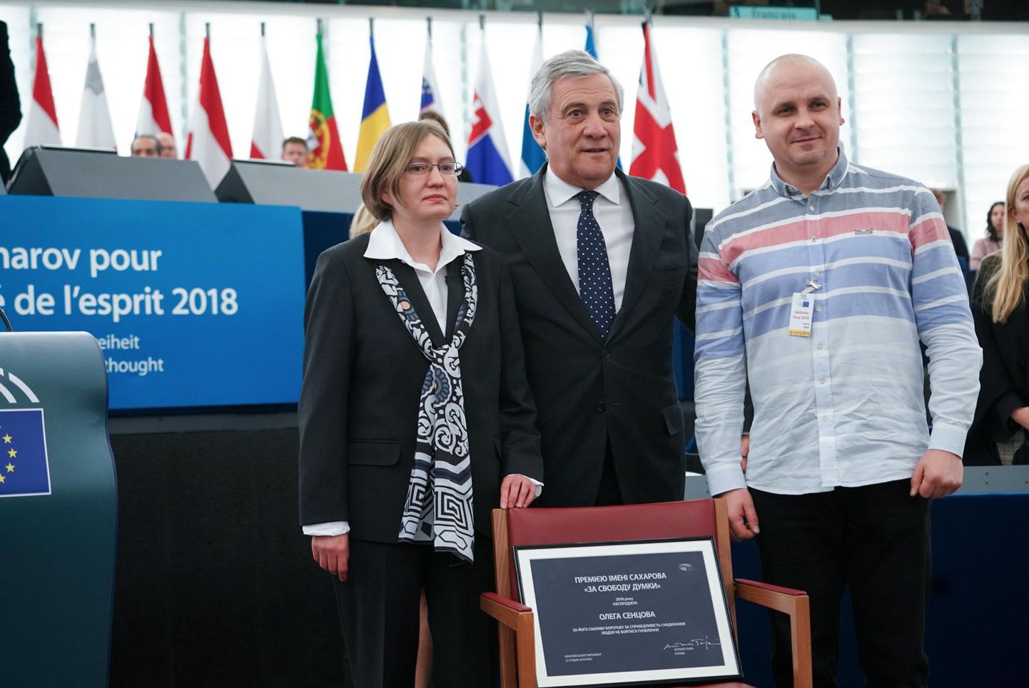 Euroopa Parlamendi president Antonio Tajani (keskel) andis Sahharovi auhinna üleeile Strasbourgis üle Oleg Sentsovi nõole Natalja Kaplanile ning advokaadile Dmitri Dinzele.
