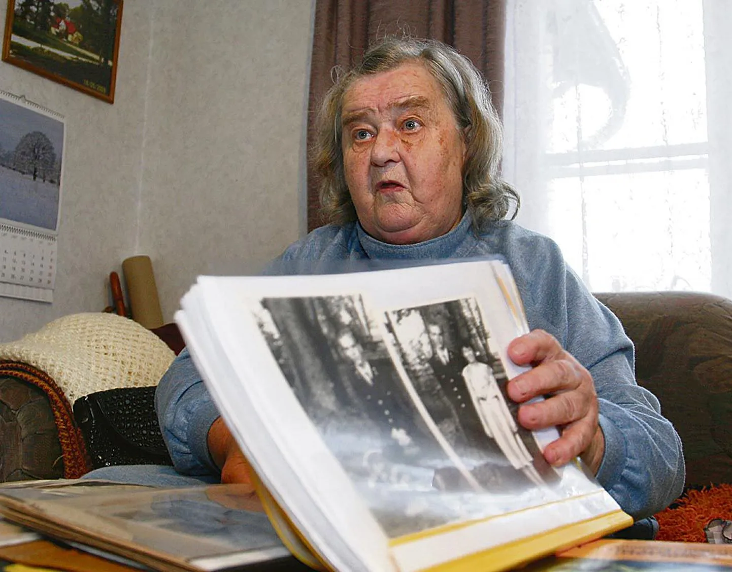 “Mina tulin siia raamatupidajaks 1952. aastal,” lehitseb Elvi-Hildegard Lill albumit ja pajatab elust metskonnas.