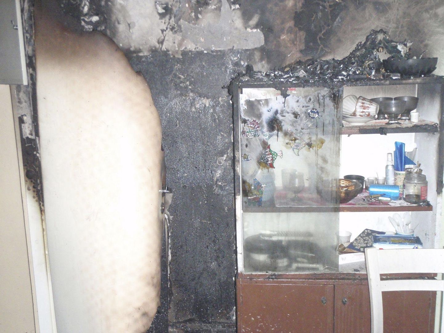 Põlengu tagajärjel hävis korteriuks ning seinad said kuumakahjustusi.