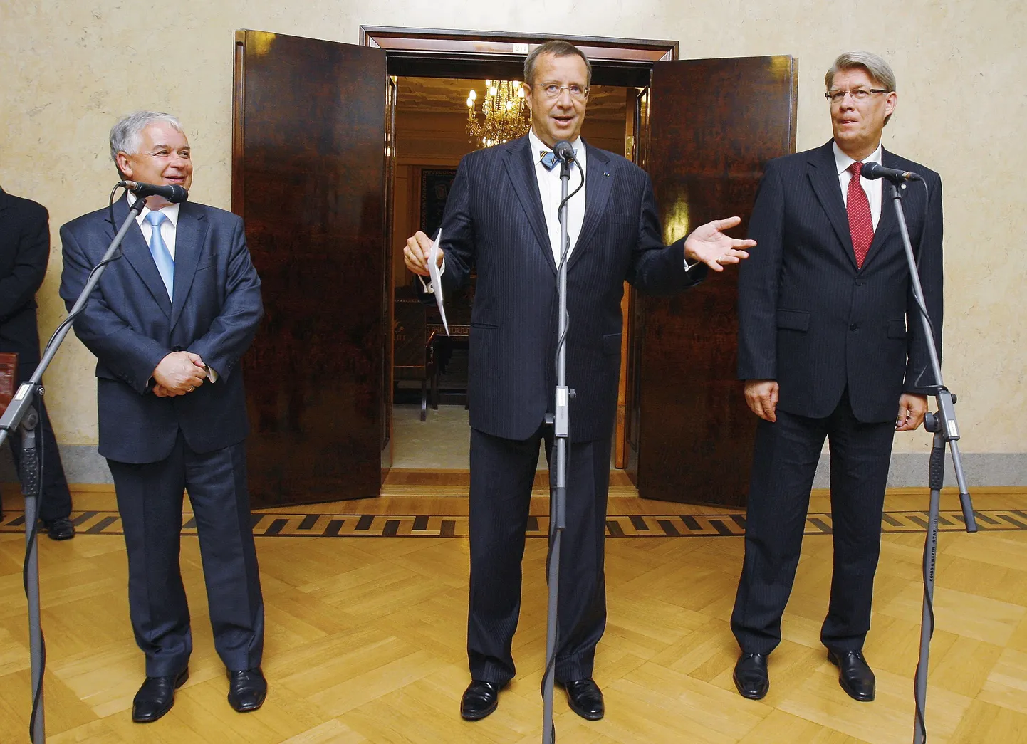 Lech Kaczynski (vasakul) 2008. aastal Eestis. Keskel Toomas Hendrik Ilves ja paremal Läti president Valdis Zatlers