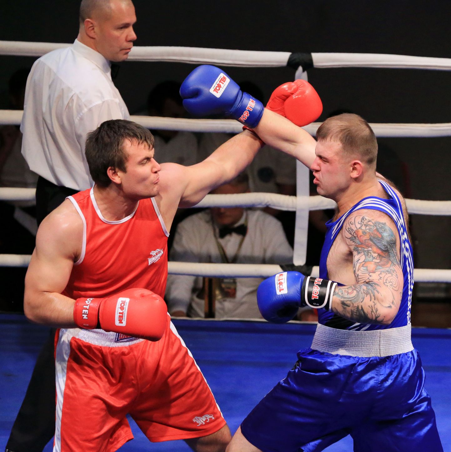 Poks. Pildil sügisene Golden Olympic Gloves Boxing Night turniir Tartus. Vastamisi Gennadi Stserbin (punases) ja Vitali Goits.