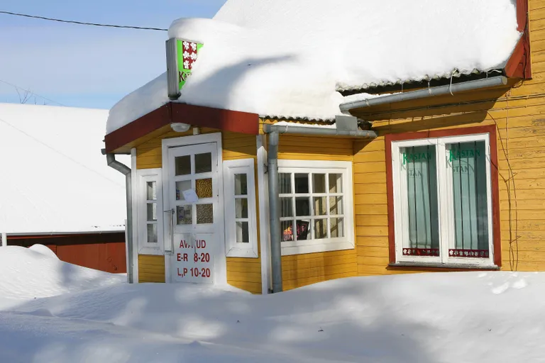 Holstres neli aastat tagasi suletud kauplus, mida nüüd remonditakse. Foto: Sakala