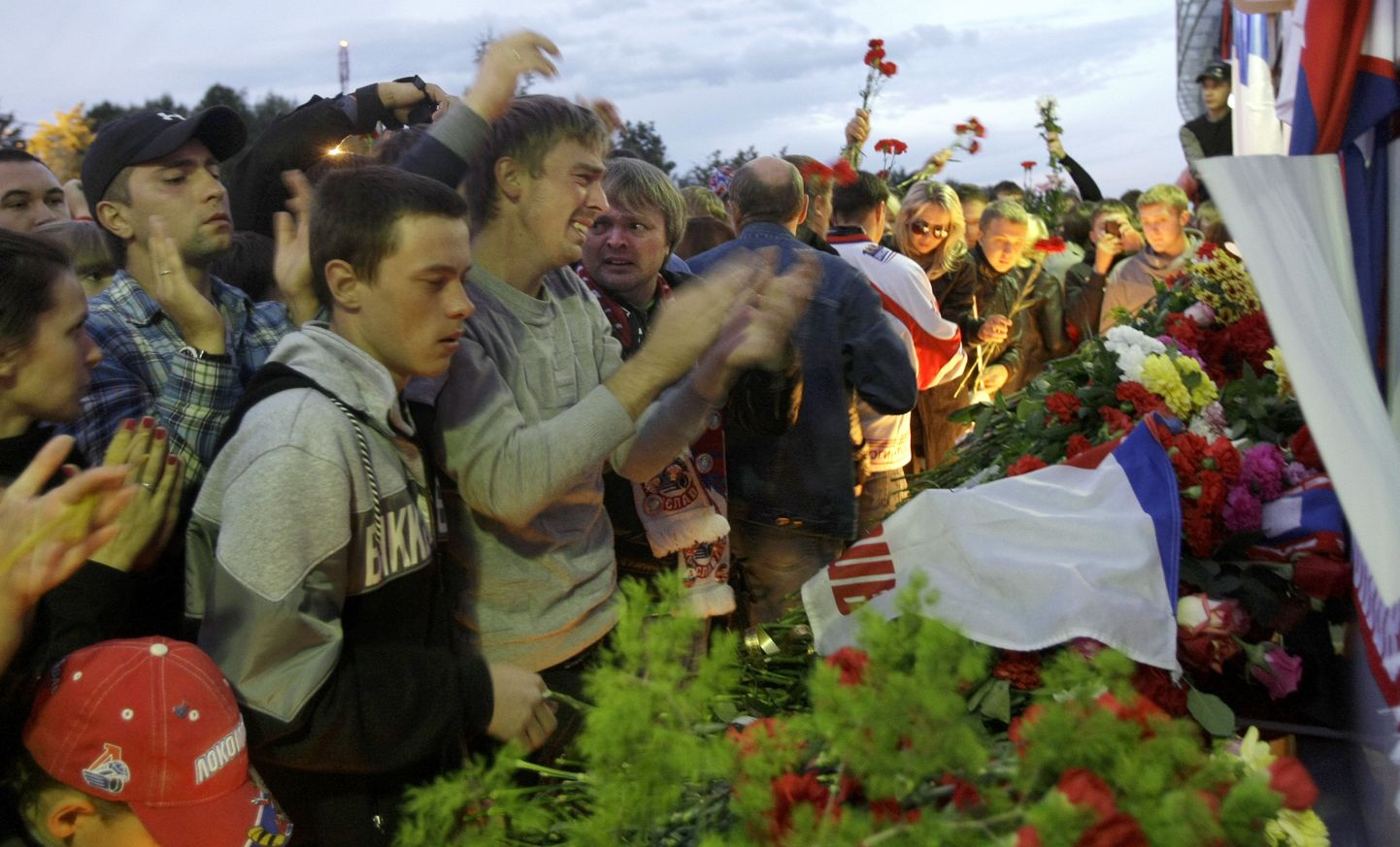 Jaroslavli Lokomotiivi koduhalli ette kogunes leinama tuhandeid fänne.