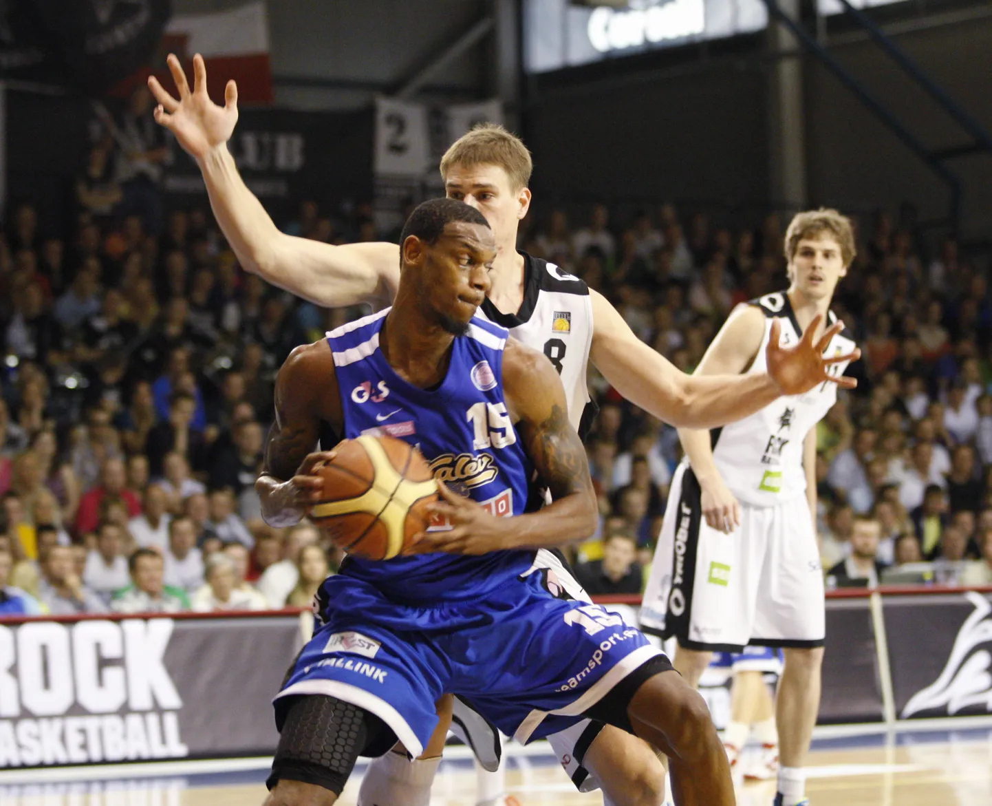 Kalev/Cramo keskmängija Frank Elegar (palliga).