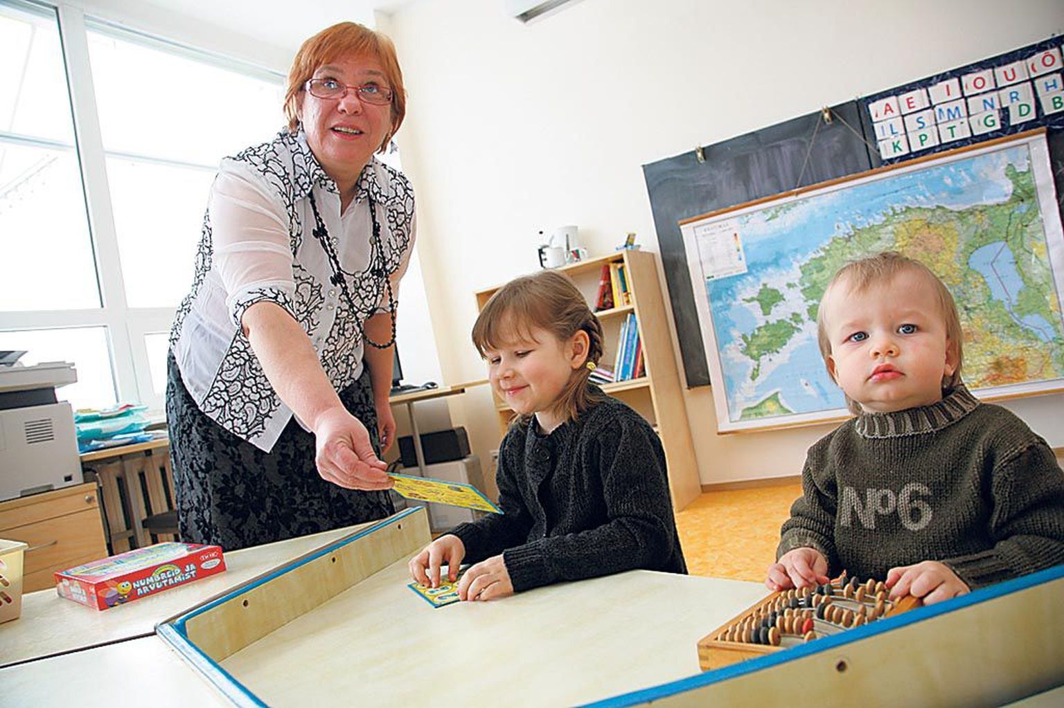 Kerli ja tema väikevend Kiur Kond veetsid õpetaja Terje Suurväravaga aega lasteaia uues õppeklassis.