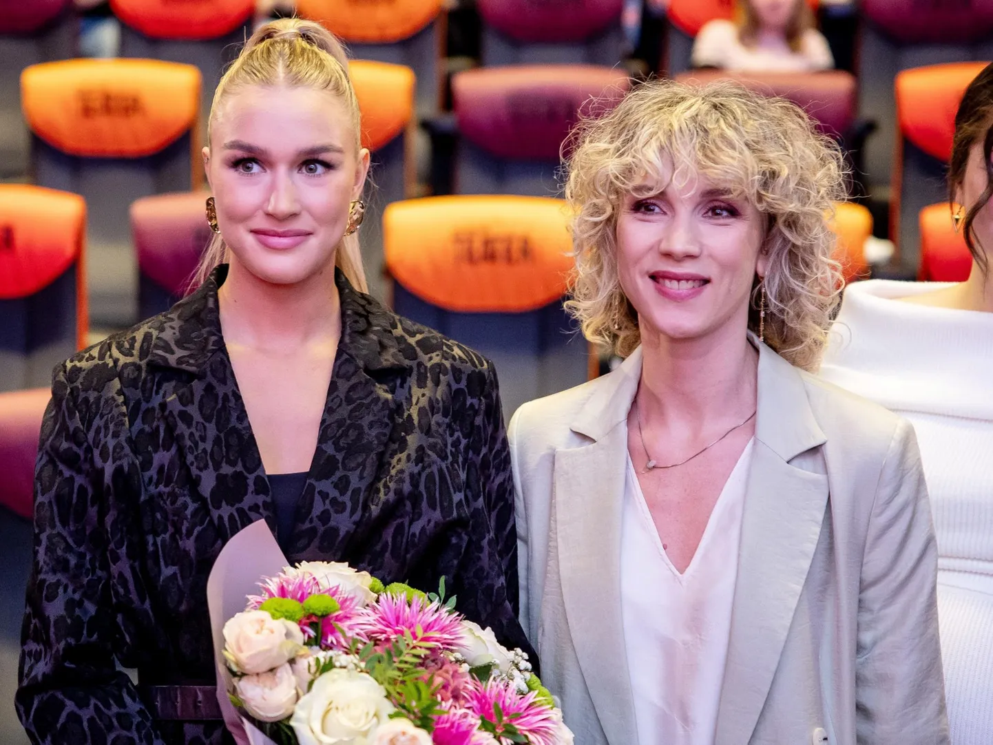Kelly Sildaru ja režissöör Helen Lõhmus filmi «Kelly. Kellegi teise unistus» esilinastusel.