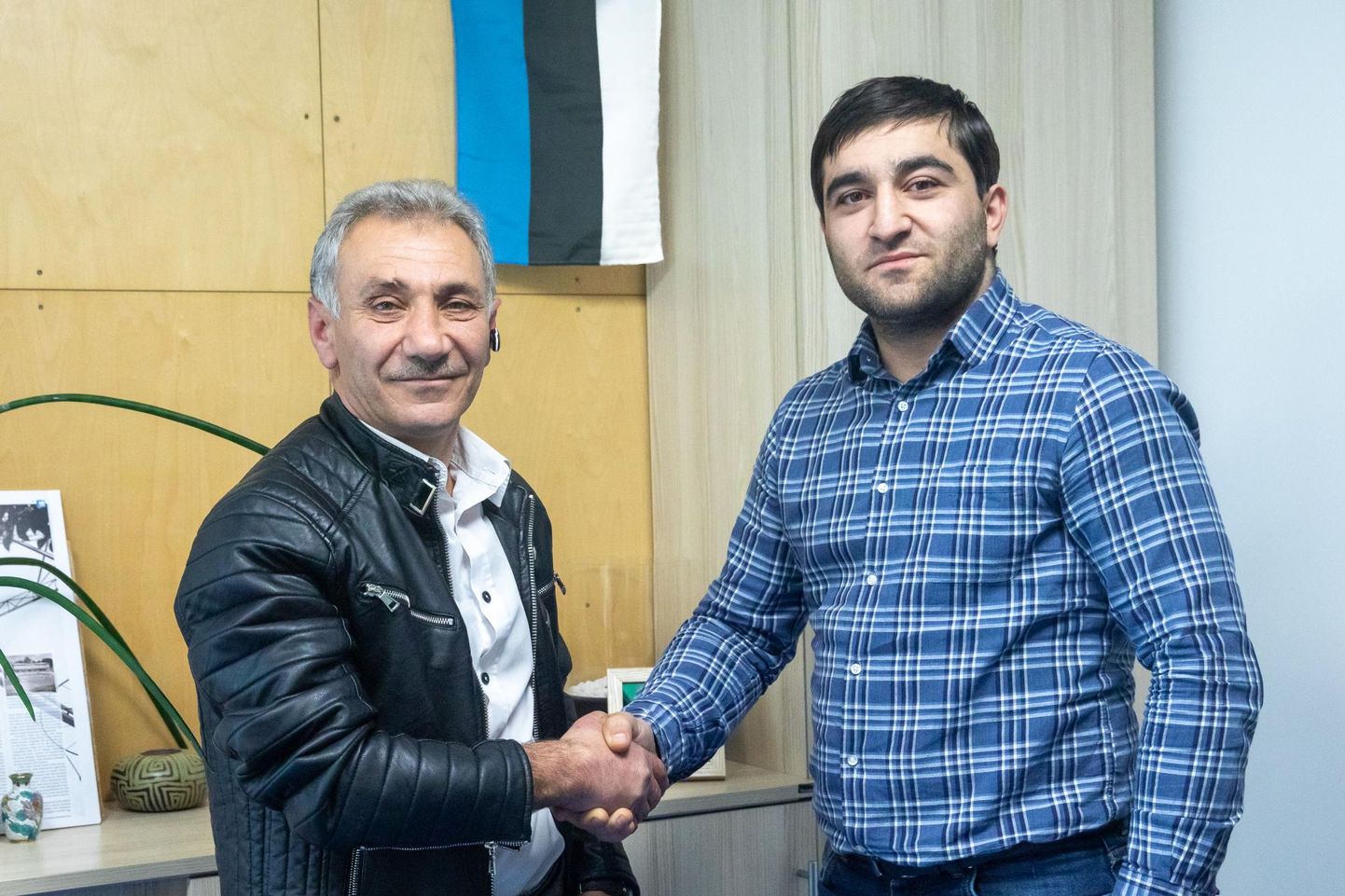 Aserbaidžaanlane Nadir Sadigov (vasakul) ja armeenlane Artur Nersesjan on omavahel sõbrad ja nad kinnitavad, et läbi saaksid ka nende rahvad, kui poliitikud vaenu ei õhutaks.