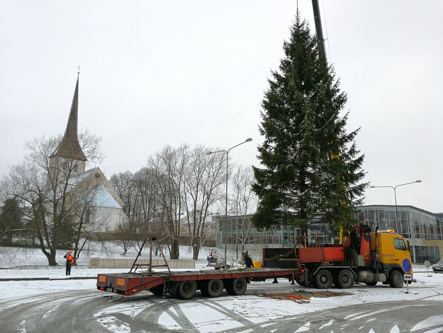Jõulupuu püstitatakse Aqva parkla kõrvale.