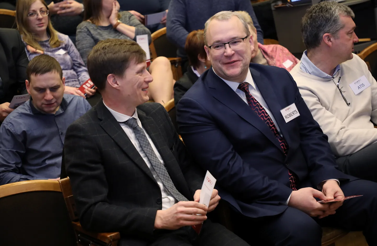Ekonomikas ministrs, partijas "KPV LV" valdes loceklis Ralfs Nemiro (no kreisās) un partijas biedrs Roberts Spručs piedalās partijas "KPV LV" biedru sapulcē Rīgas Kongresu namā.
