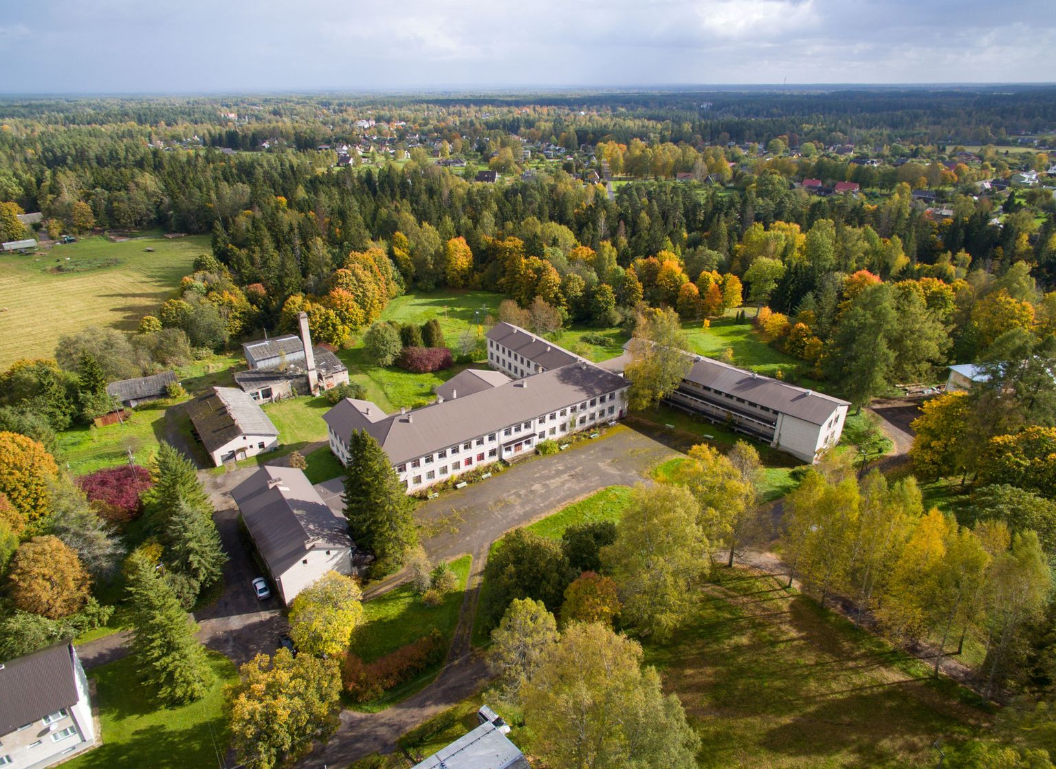 Helme sanatoorne internaatkool suleti 2012. aastal ning läks seejärel ASi Riigi Kinnisvara haldusesse. Vahepeal kaalus Helme vald sinna hooldekodu rajamist, kuid kompleks jäi siiski selle ostnud Tartu hoiu-laenuühistule.