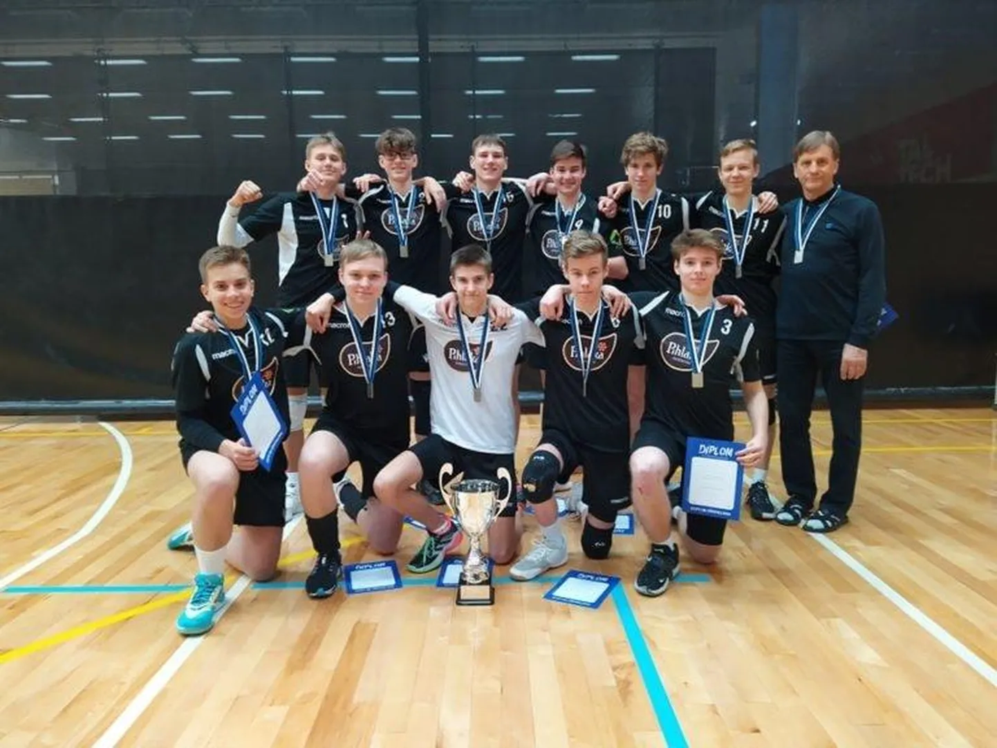 Rakvere U18 võrkpallipoisid võitsid meistrivõistlustel hõbemedalid.