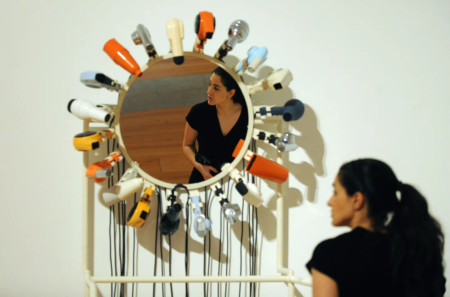 Kunstnik Joana Vasconcelose föönidega peegel.
