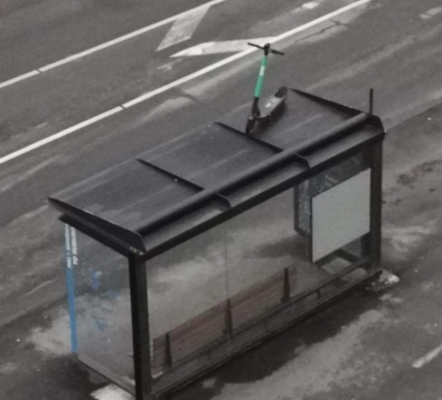 Pärnus jäi tähelepanelikule inimesele 28. novembril silma Mai tänava bussipeatuse ootepaviljoni katusele pargitud Bolti elektritõukeratas. Foto on illustratiivne