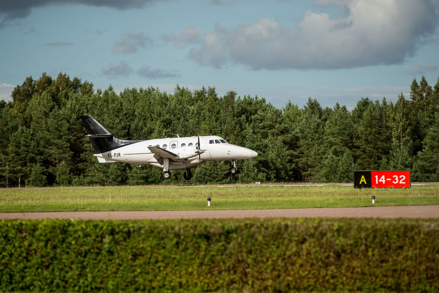 Praegu vastutab lennuühenduste eest Saaremaa ja Hiiumaaga Leedu ettevõte Transaviabaltika.