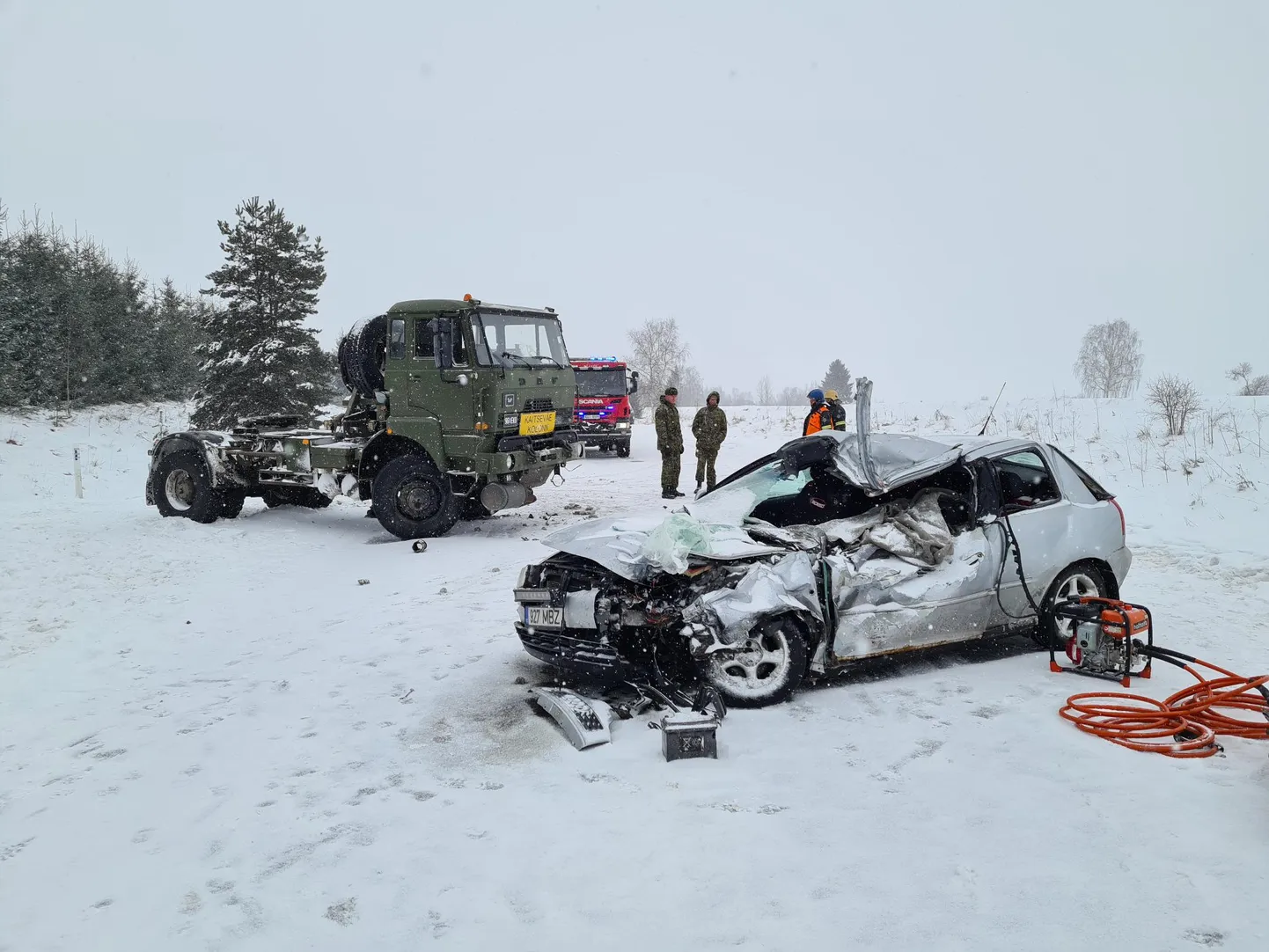 Raskes avariis hukkunud Audi juht kaotas möödasõidul auto üle kontrolli ning põrkas kokku kaitseväe kolonni esimese veokiga.