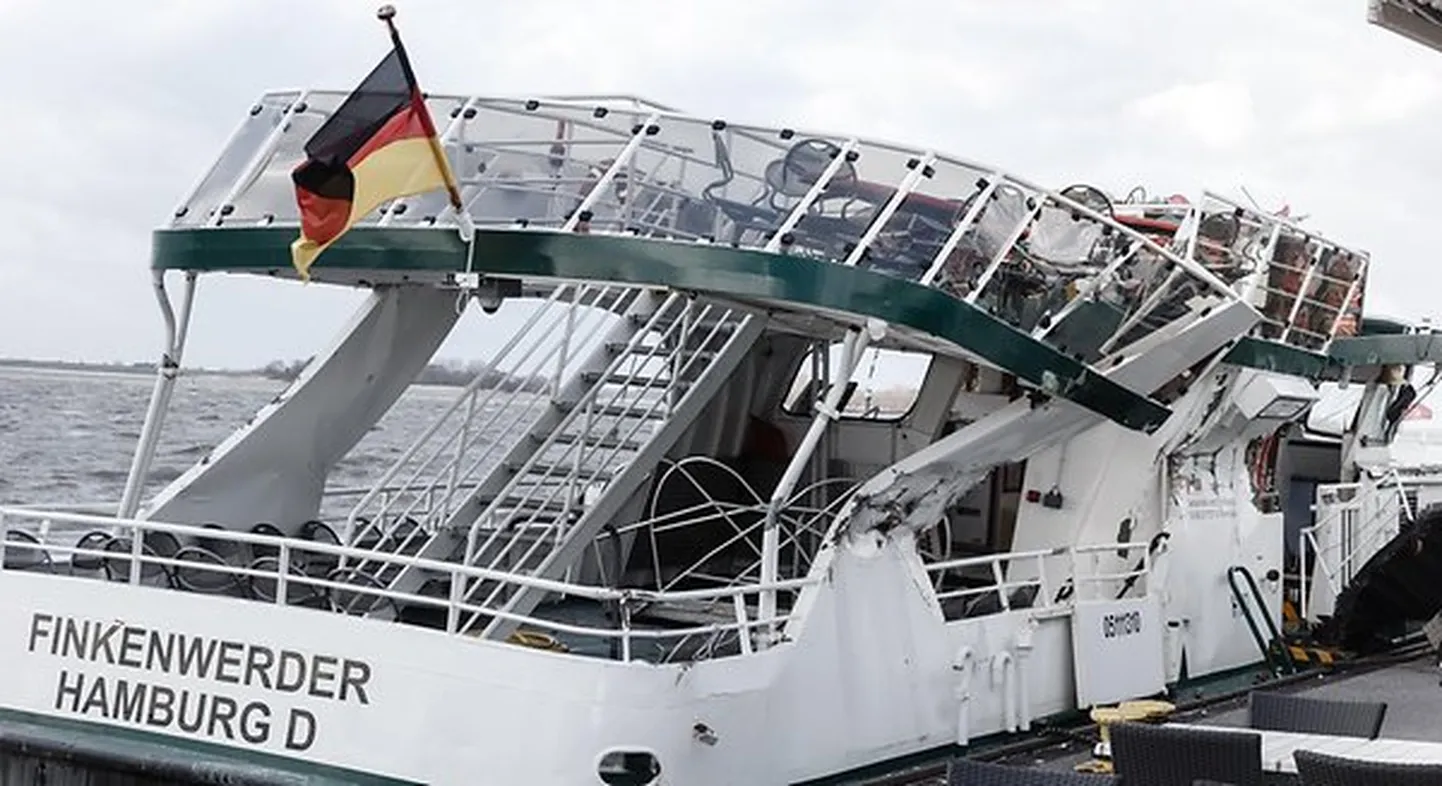 Hamburgi väikereisilaev Finkenwerder sai 2019. aastal tugevalt kannatada, kui konteinerilaev Ever Given kai ääres seisvale reisilaevale väidetavalt tugeva tuule tõttu otsa sõitis.