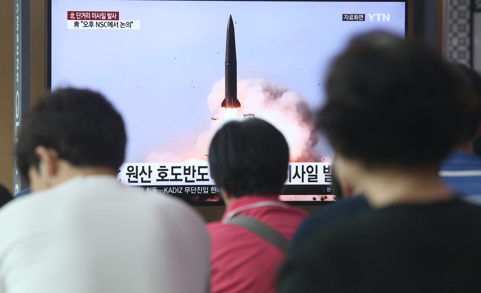 Inimesed Soulis vaatamas televiisorist uudist Põhja-Korea raketulistamisest.