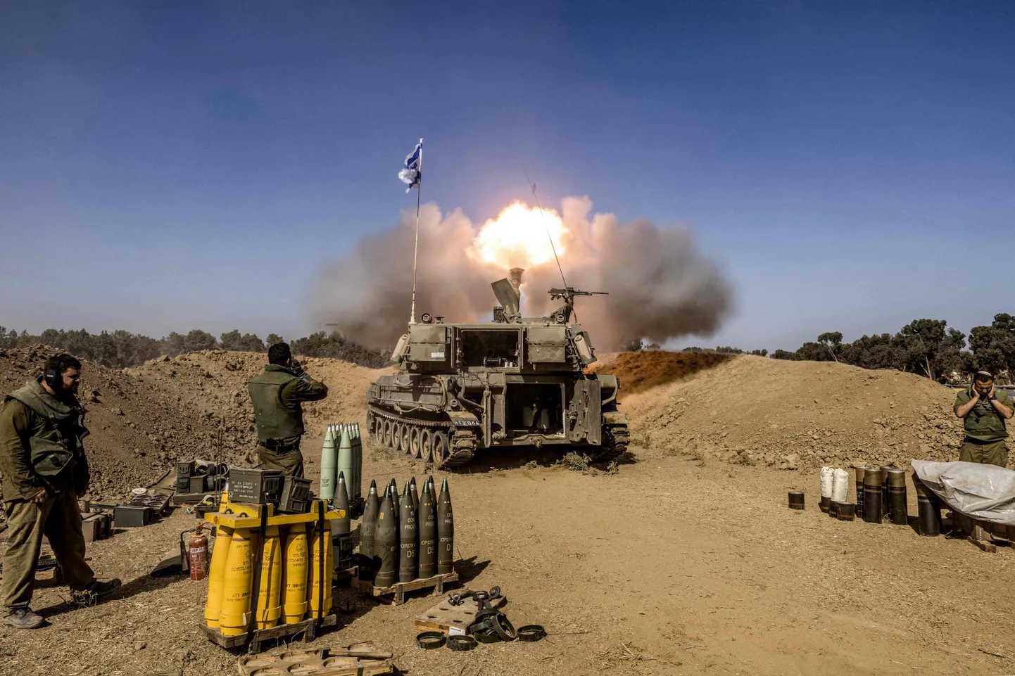 Iisraeli haubits tulistamas Gaza sektori piiri lähedal asuvalt positsioonilt. Foto on illustratiivne.