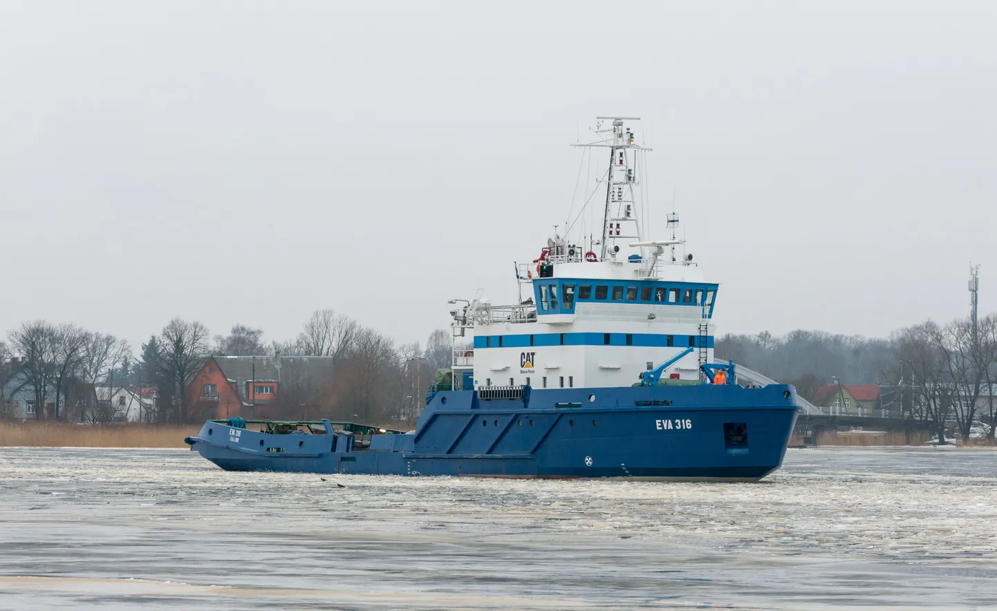 Veeteede ameti jäämurdja EVA-316 on Pärnu lahel 10. jaanuarist praeguseni aidanud laevu 72 korda.