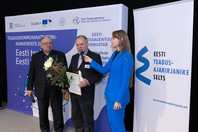 Priit Ennet, Laurits Leedjärv ja Kais Allkivi-Metsoja teadusajakirjanduse sõbra auhinna üleandmisel.