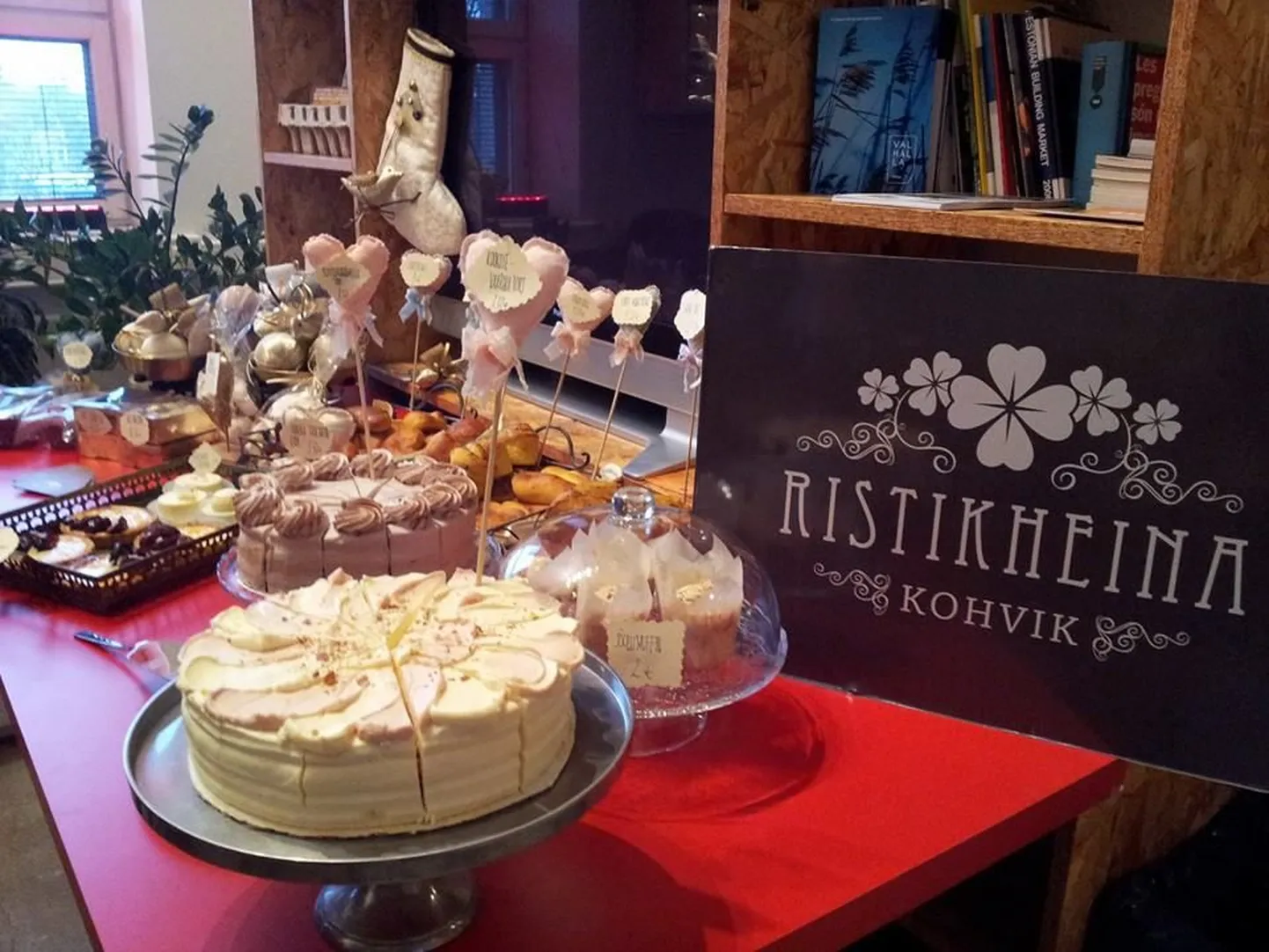 Ristikheina kohviku koogivalik.