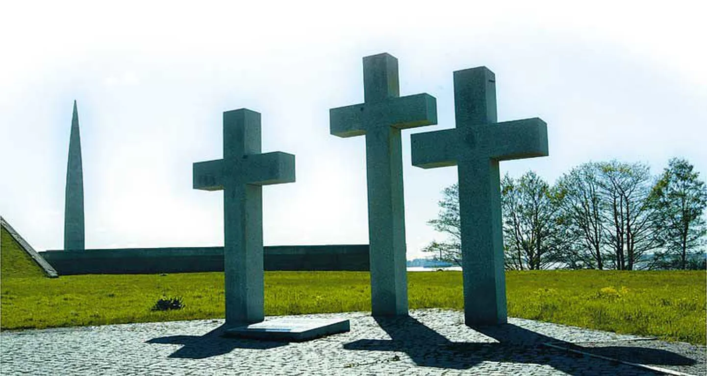 Eesti kaitselahingute mälestusmärk, taamal Maarjamäe obelisk nõukogude võimu eest langenutele. Tallinna volikogu algatab Maarjamäele ka Suurpõgenemise mälestusmärgi rajamise.