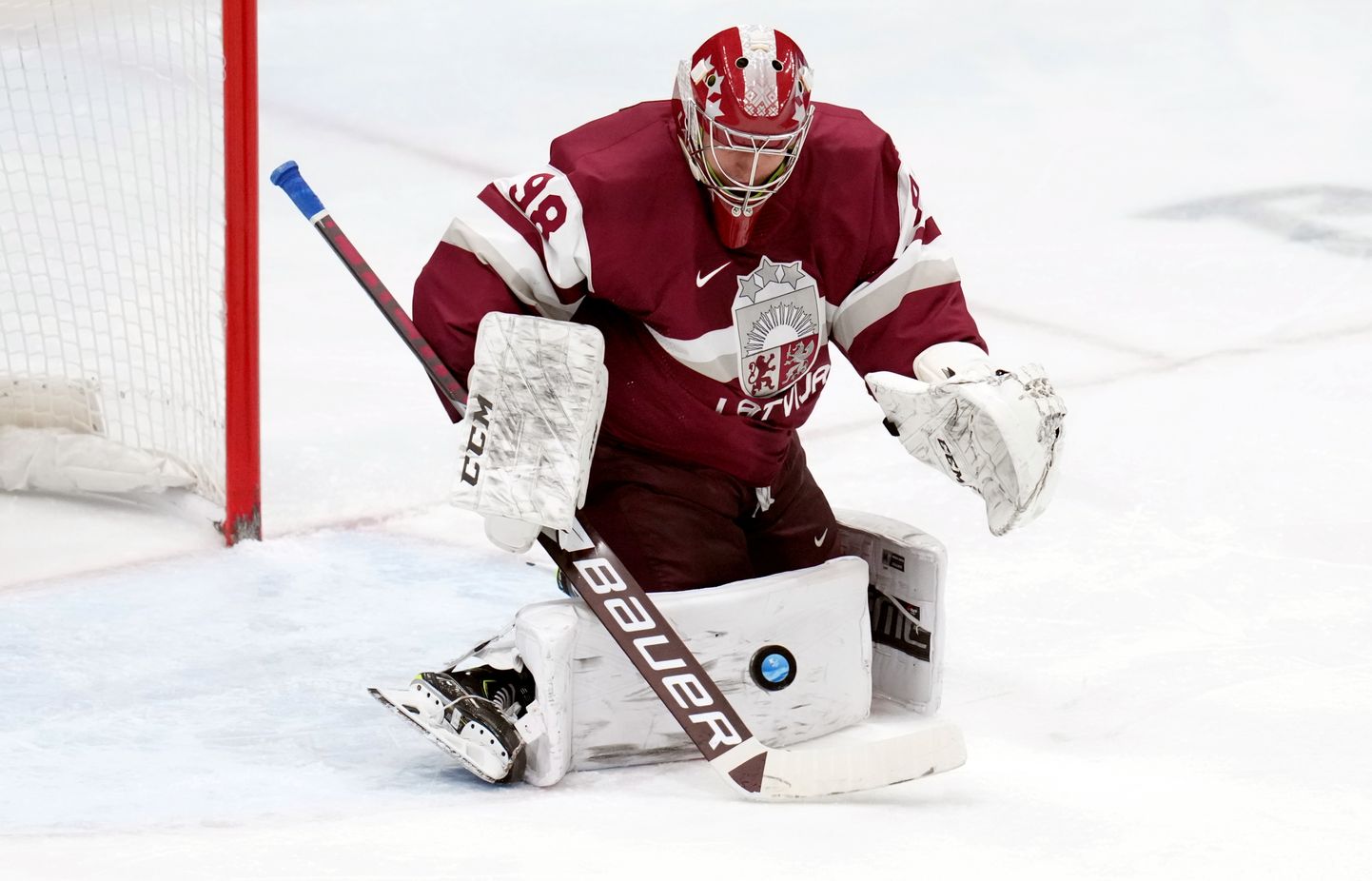 Latvijas hokeja izlases vārtsargs Jānis Kalniņš (nr.98) Latvijas un Somijas valstsvienību 2022.gada Olimpiskā hokeja turnīra spēlē.
