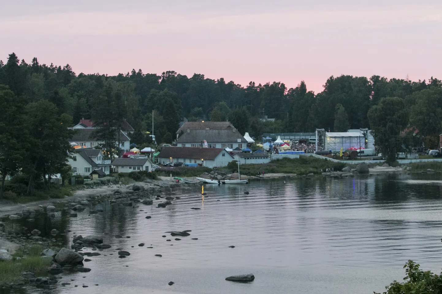 Lainela puhkekompleksi suurt territooriumit piirab ühelt poolt Käsmu laht, teiselt poolt kaptenite küla peatänav.