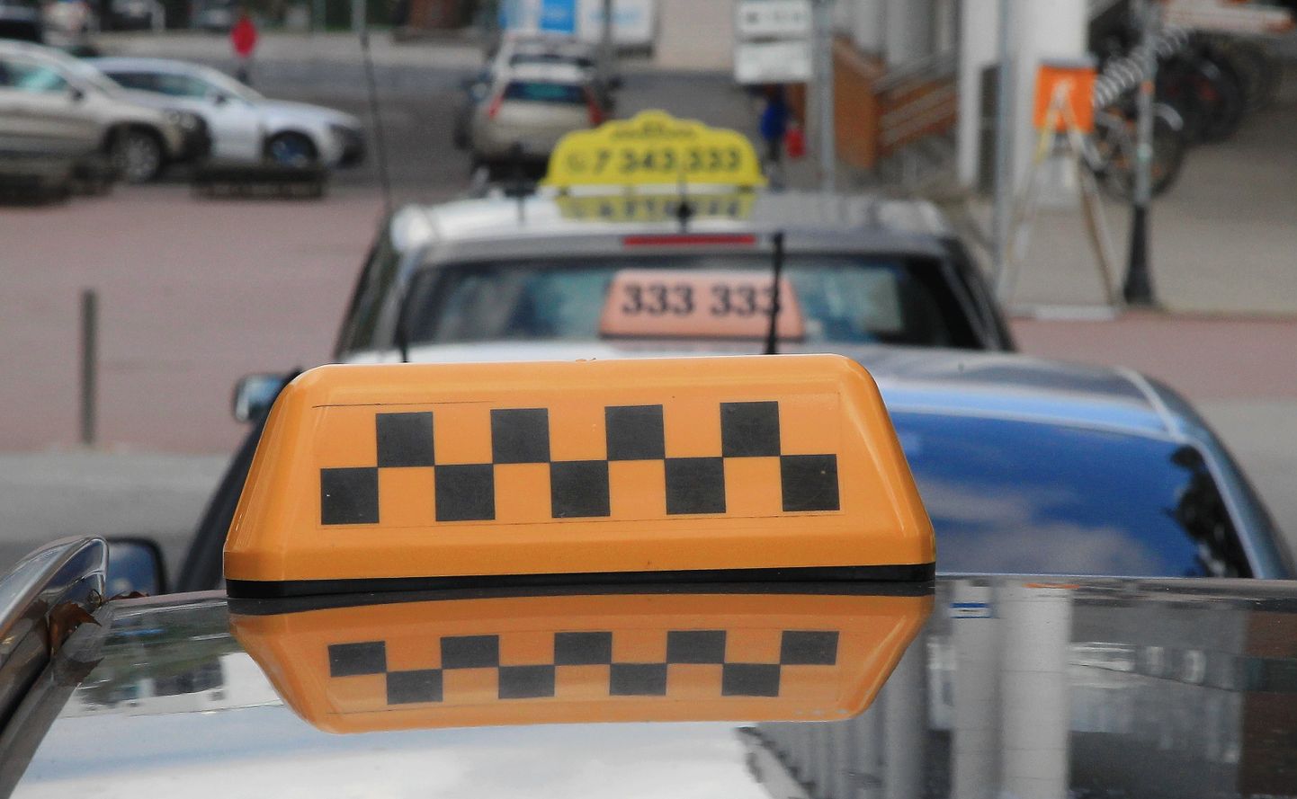 Такси на остановке в ожидании клиентов.