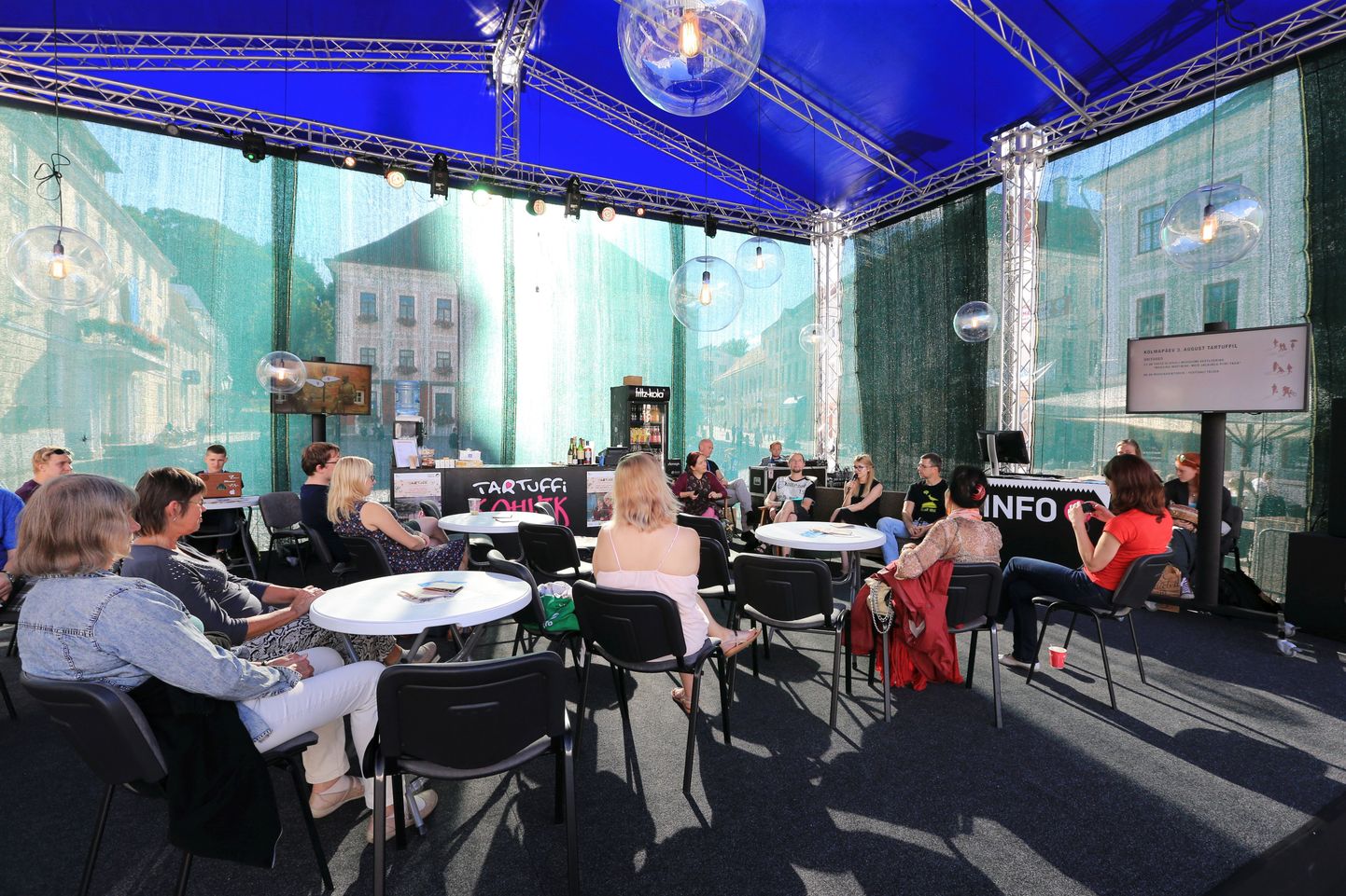 Vestlusringid toimuvad Tartu raeplatsil festivali kohvikus.