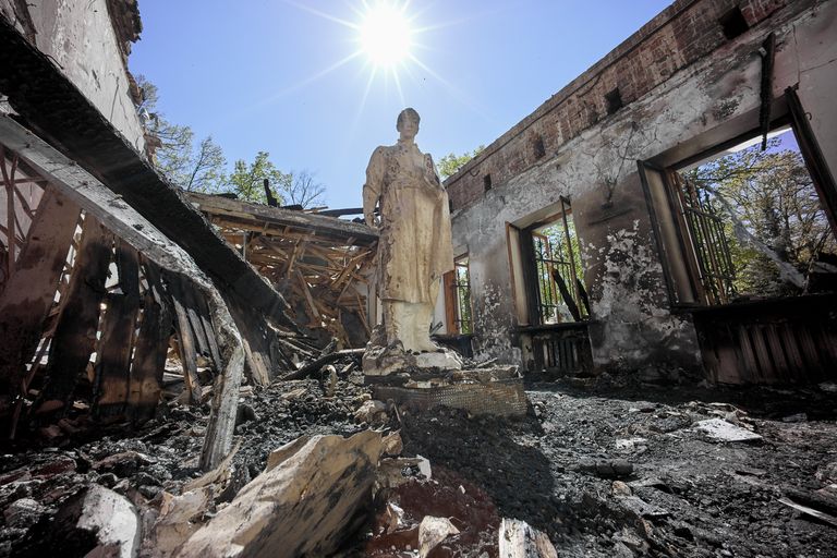 Статуя философа Григория Сковороды в руинах сгоревшего музея. 7 мая 2022.