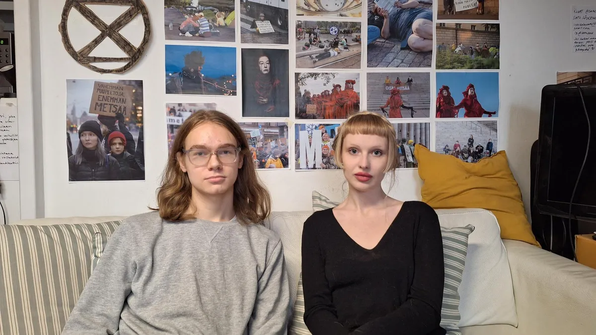 20-aastane Elokapina keskkonnaaktivist Samuli Karjalainen õpib Helsingi Ülikoolis antropoloogiat ja tema kaasvõitleja, 25-aastane Kristina Ootre on sündinud Tallinnas, elanud esimesed neli aastat Jõelähtme vallas Saha-Lool koos oma ema ja vanaemaga.