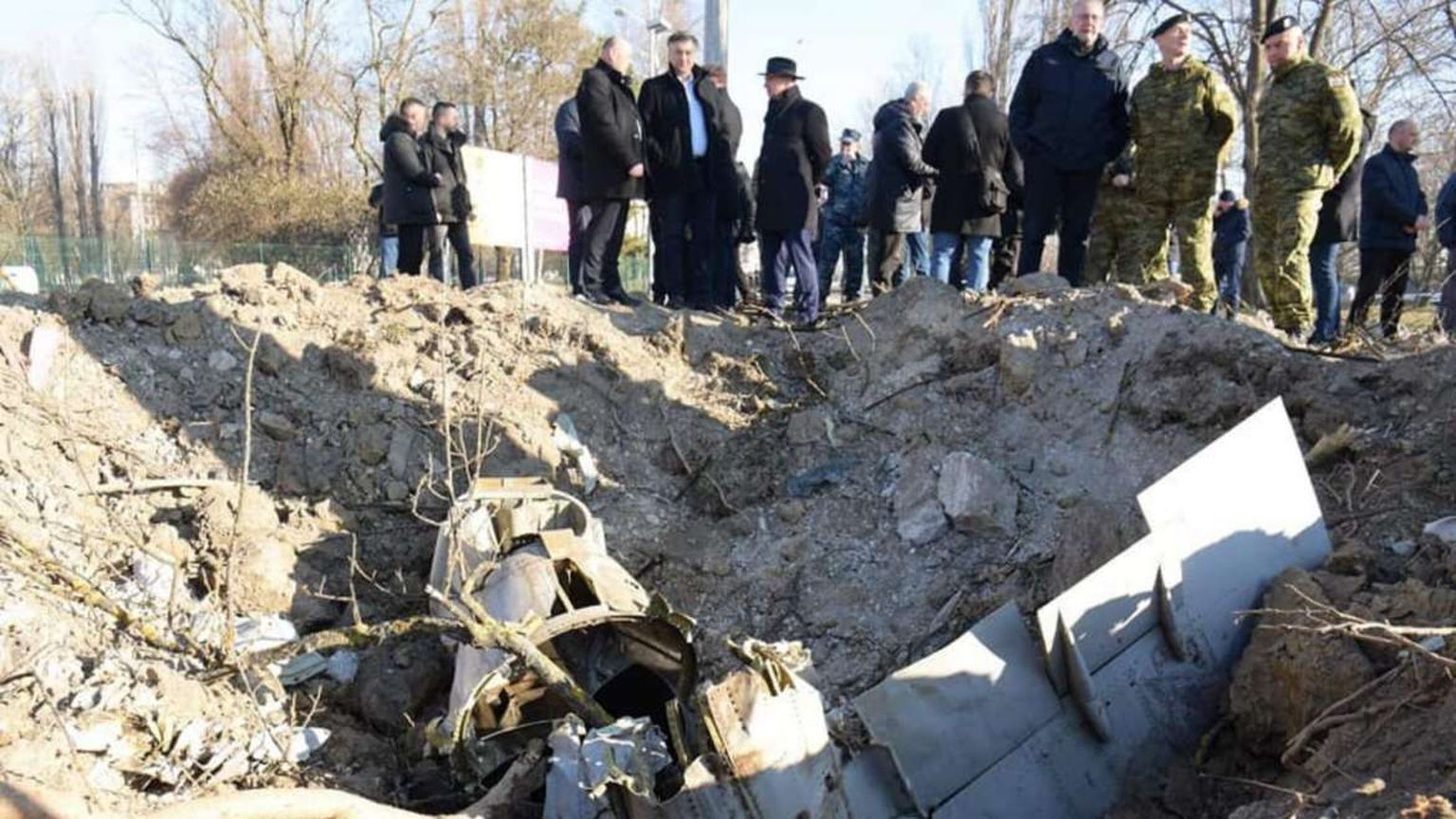 Inimesed Zagrebis drooni poolt 11. märtsil 2022 tekitatud pommikraatrit silmitsemas.