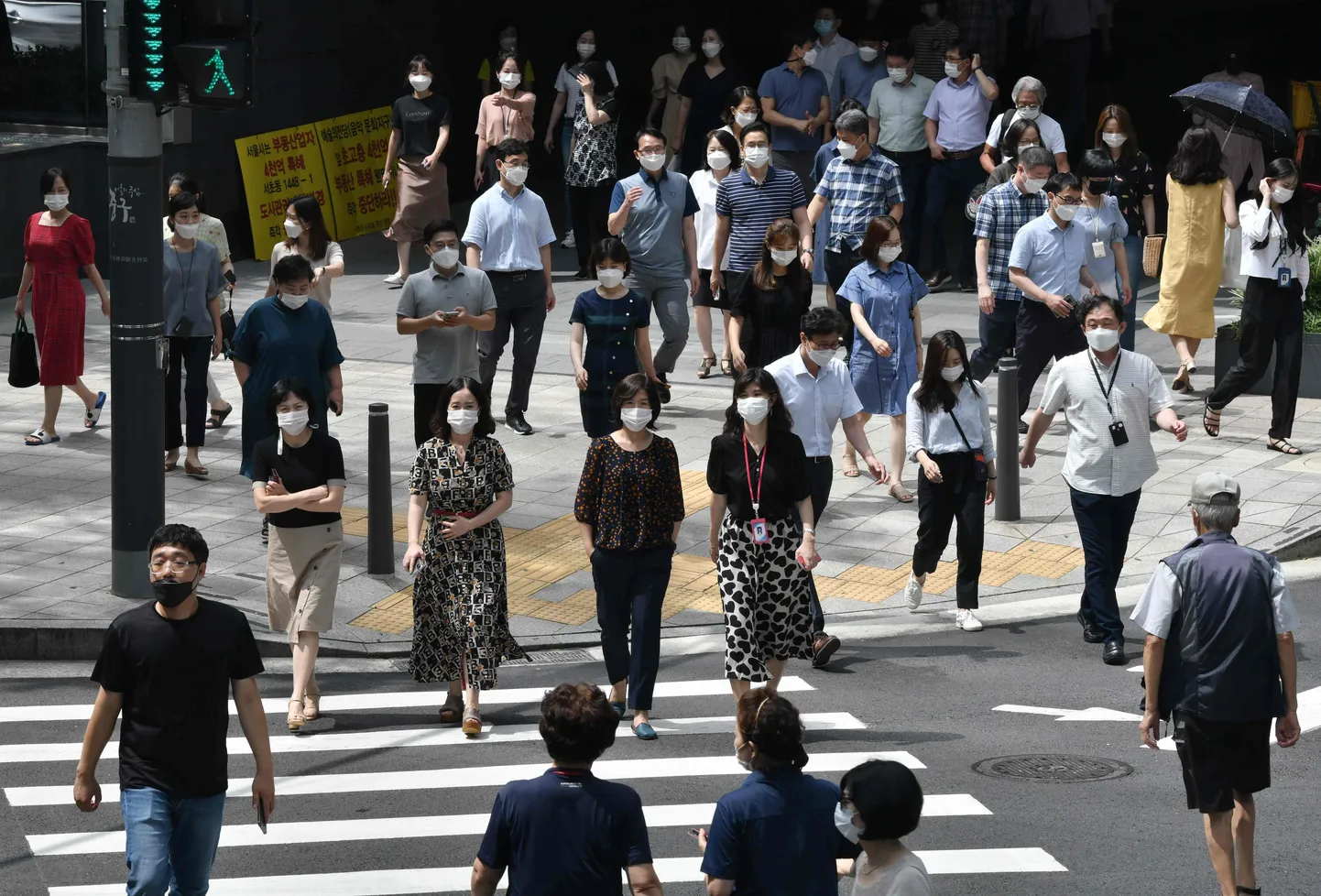 Maske kandvad inimesed Lõuna-Korea pealinna Souli tänaval 20. augustil 2020.