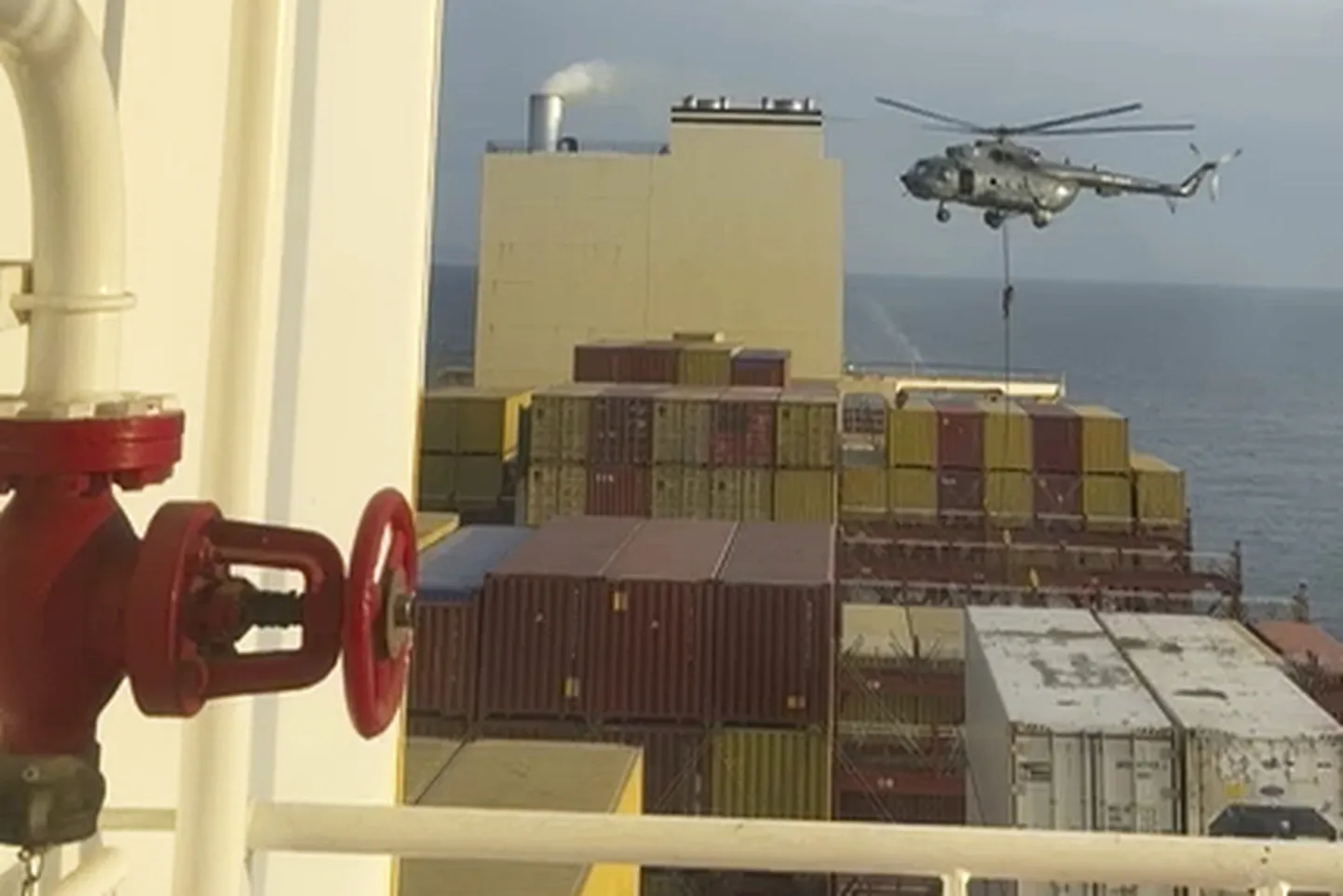Kaader Hormuzi väina lähedal asuval laeva ründamisest helikopteriga 13. aprillil 2024. aastal.