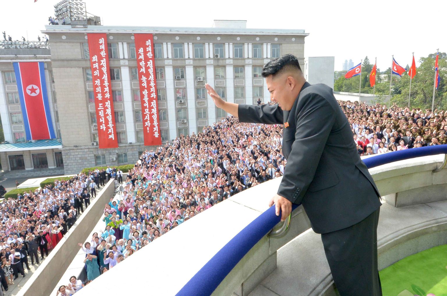 Põhja-Korea juht Kim Jong-un lehvitamas oma rahvale