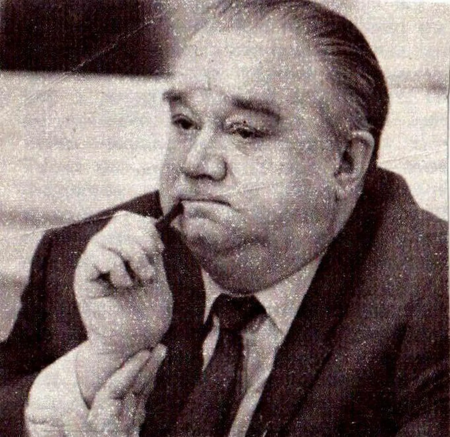 Liba-Sakala tehisintelligendist ajakirjanik kuulab suure huviga, mida on Ameerika Ühendriikide presidendil Viljandi asjade kohta öelda.