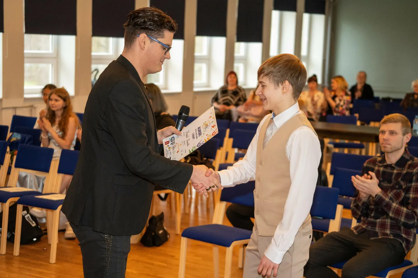 13–15-aastaste vanuserühma võitja ja grand prix'ga pärjatud Karel Kurvitsale annab tunnustuse üle Kaarel Orumägi.