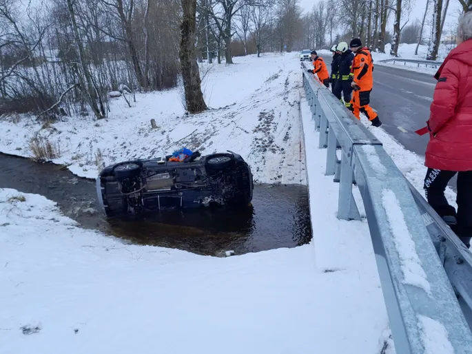 «Я работаю за рулем»: пьяная автоледи врезалась в дерево в Нижневартовске. ВИДЕО