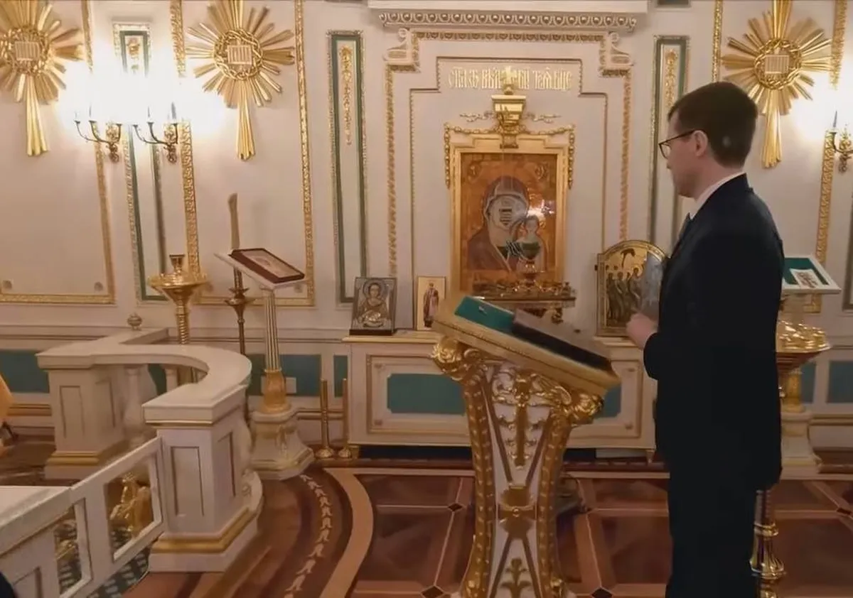 Павел Зарубин встал за аналоем в церквушке Путина. В некоторых храмах на аналоях прихожане пишут записки о здравии и за упокой. Однако пропагандист к нему не притрагивался.
