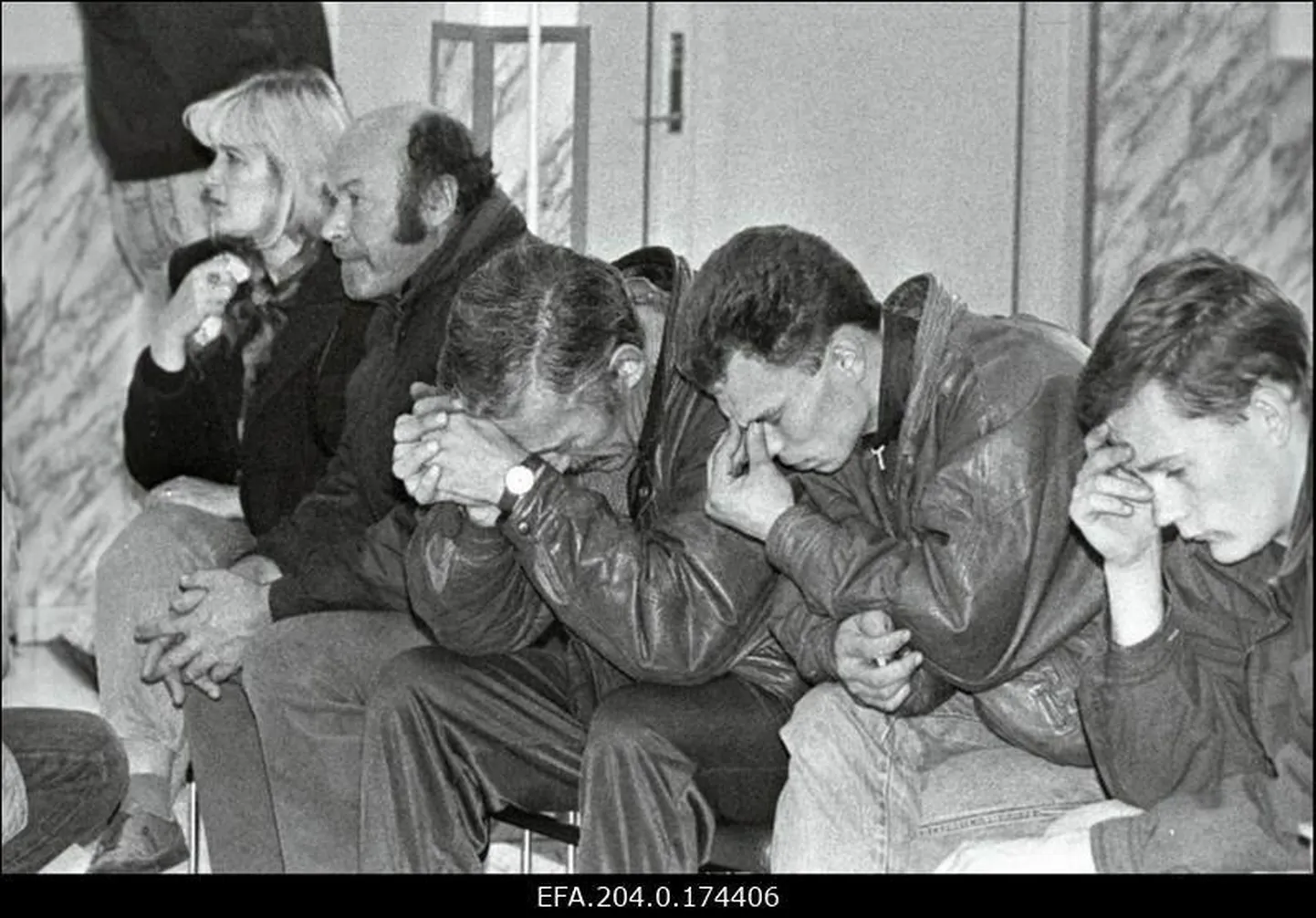 Reisilaeva Estonia katastroofis hukkunud reisijate omaksed Tallinna reisisadamas 28.09.1994.