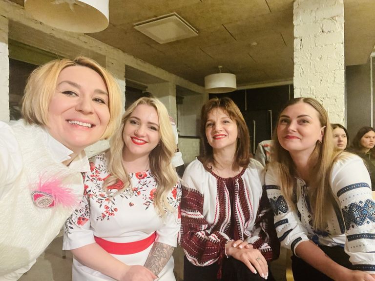 Инна Гордиенко с подругами-соотечественницами в Таллинне.