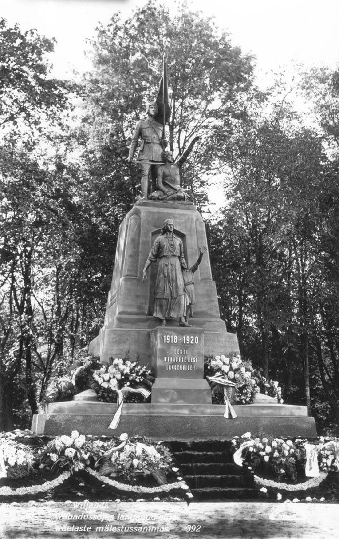 Sakalamaa Vabadussõjas langenute mälestussammas pärast avamist 1926. aasta 19. septembril.